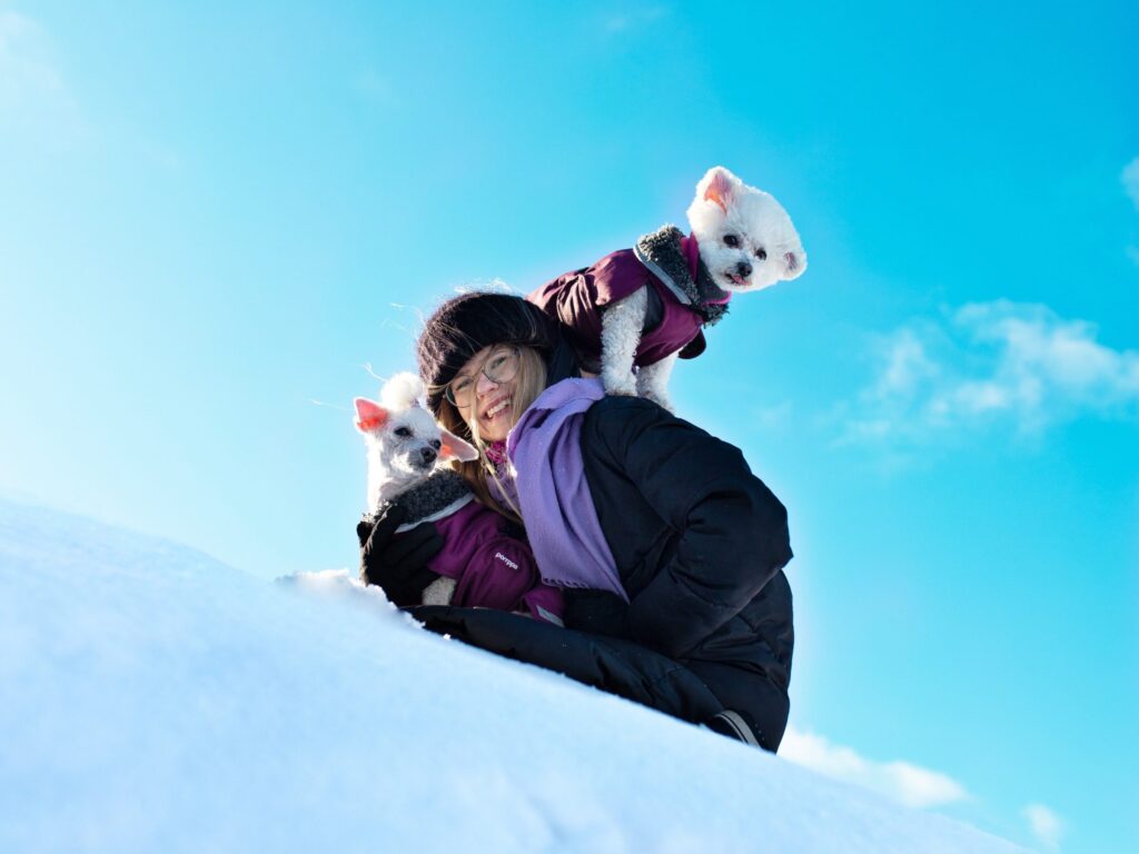 Vuoden 2021 Pompassador lähettiläs Heidi ja hänen koiransa Hilma ja Kiara.