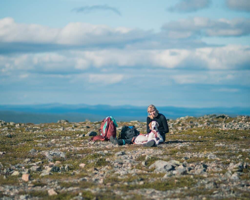 Vuoden 2022 Pompassador lähettiläs Mima ja hänen koiransa Abby.