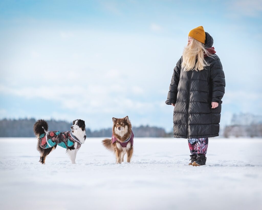 Vuoden 2022 Pompassador lähettiläs Johanna ja hänen koiransa Tupu ja Meisi.